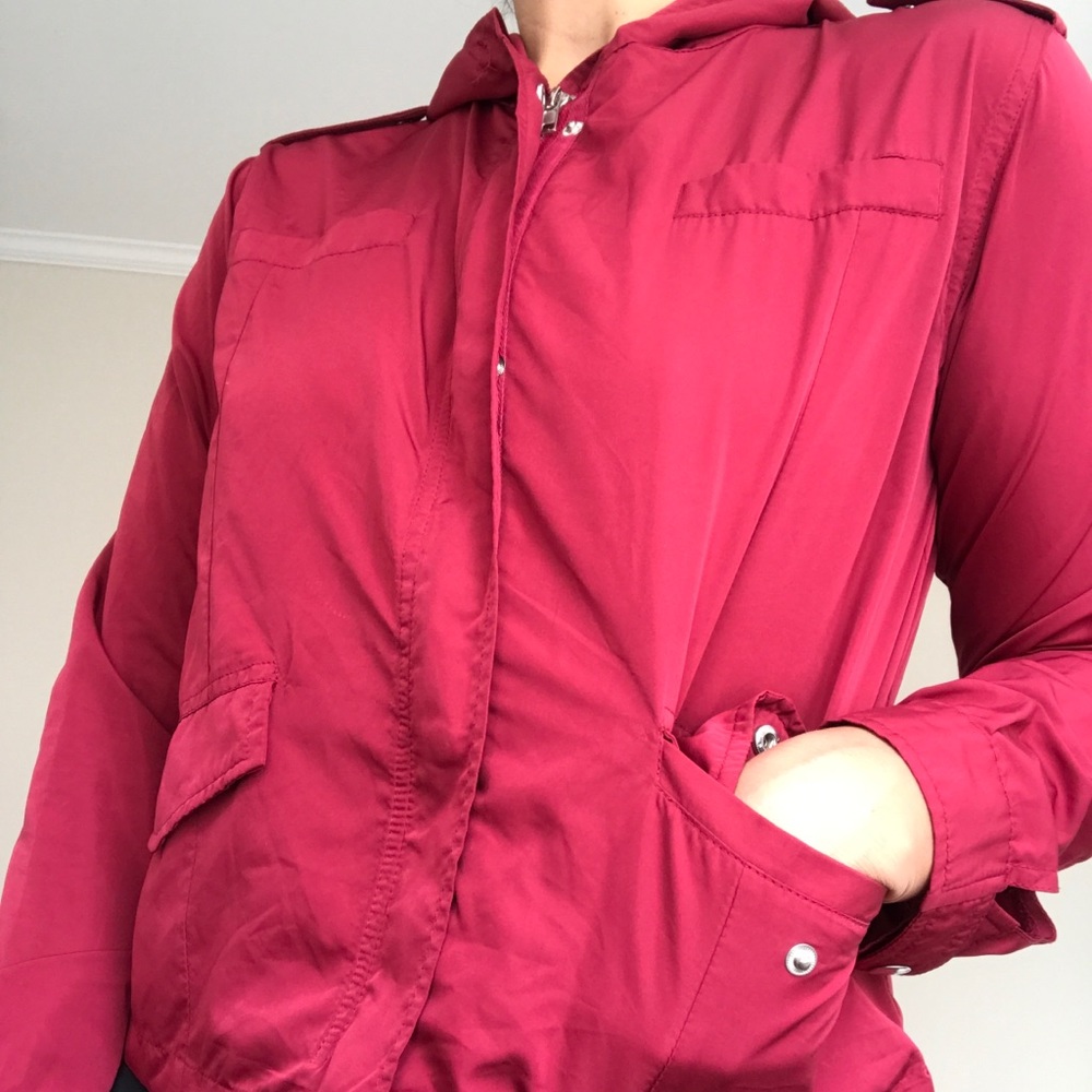 Wind breaker with hoodie lightweight